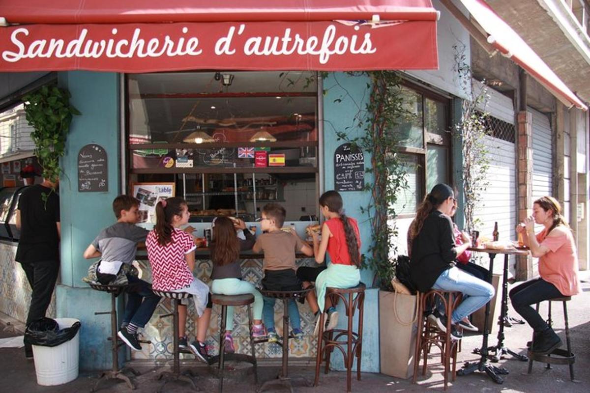 skupina lidí sedících před restaurací