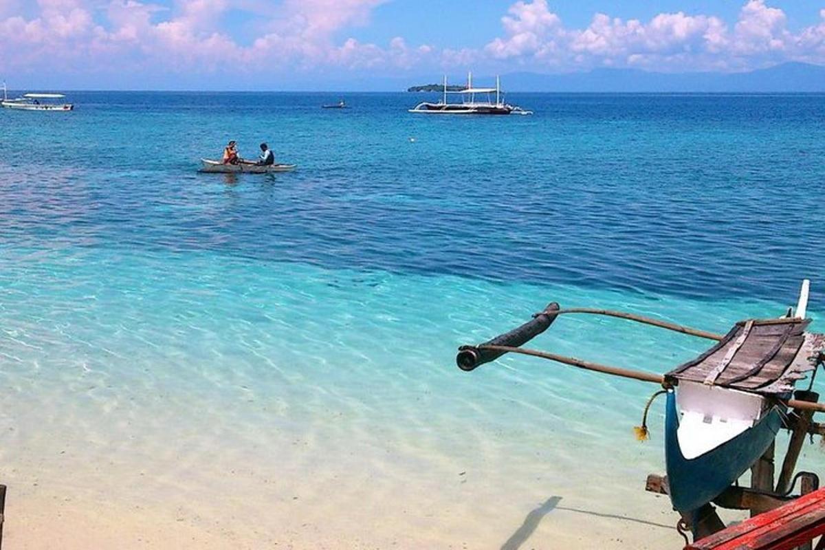 doi oameni sunt într-o barcă în ocean