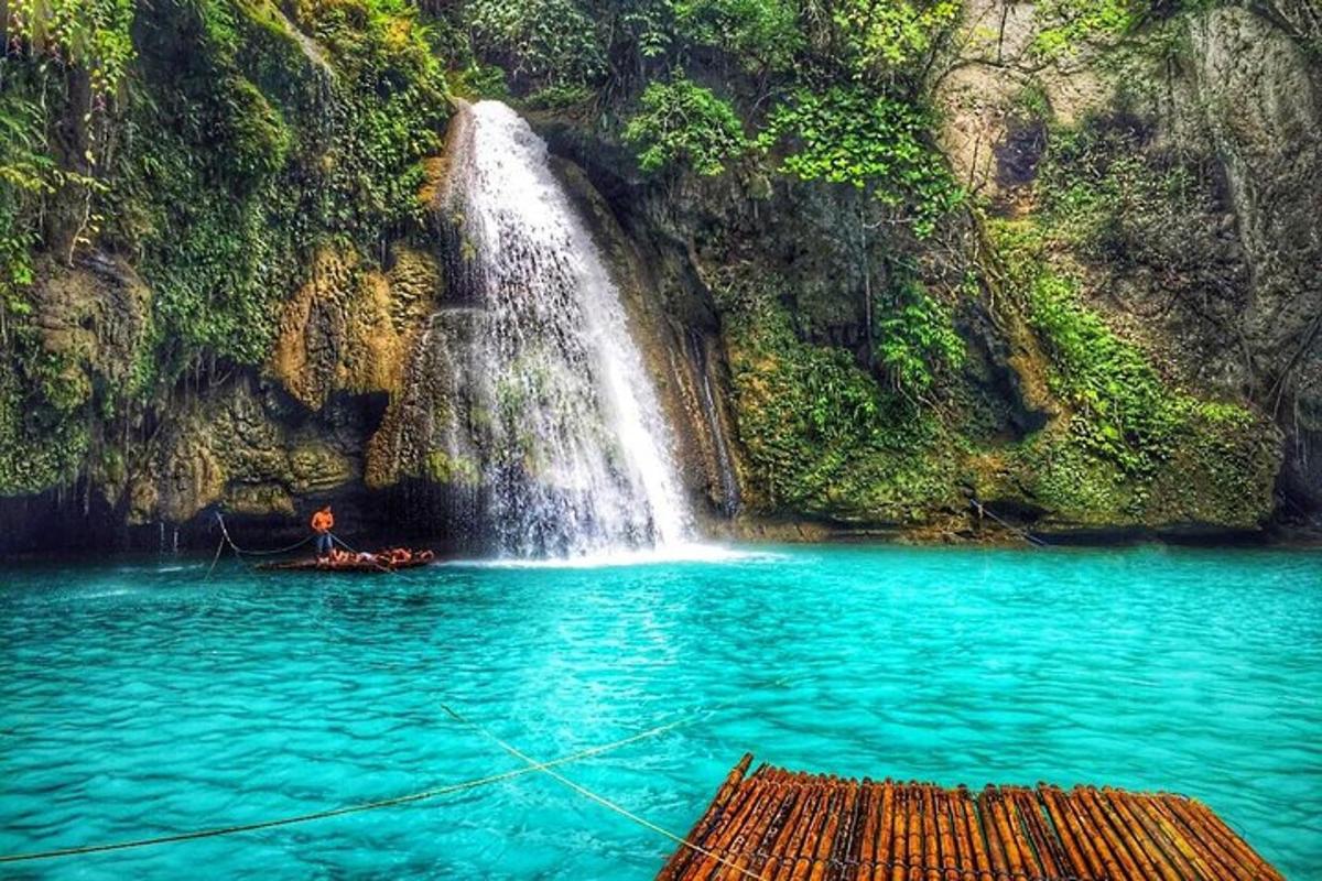 air terjun di tengah-tengah badan air