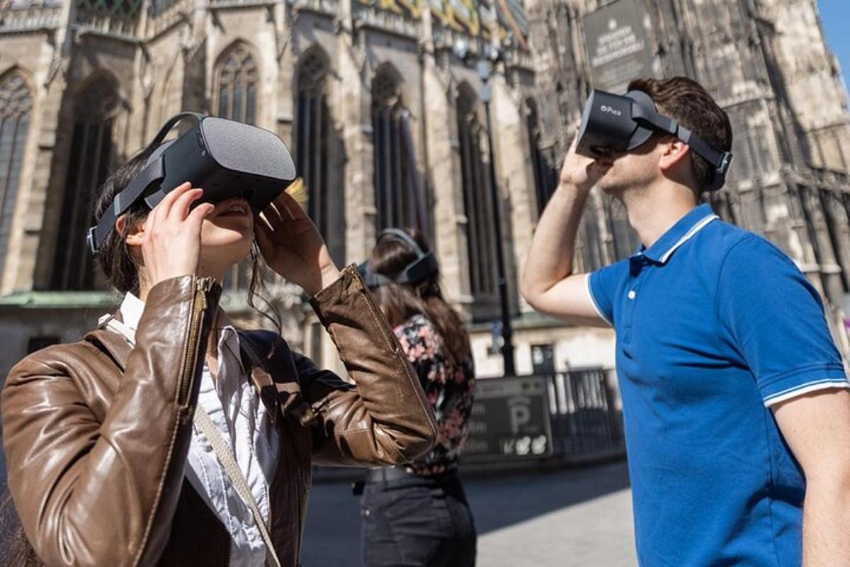 dva lidé s brýlemi virtuální reality před budovou