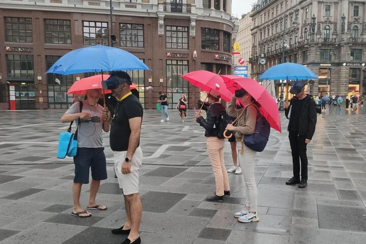skupina lidí s deštníky na ulici