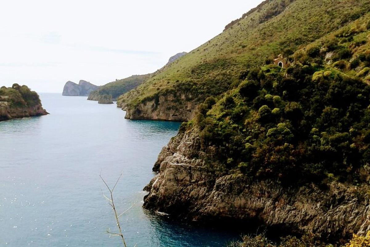 Una vista de un gran cuerpo de agua con una montaña.