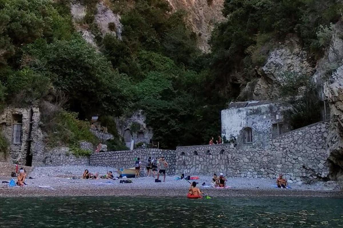 skupina ljudi na plaži blizu vode