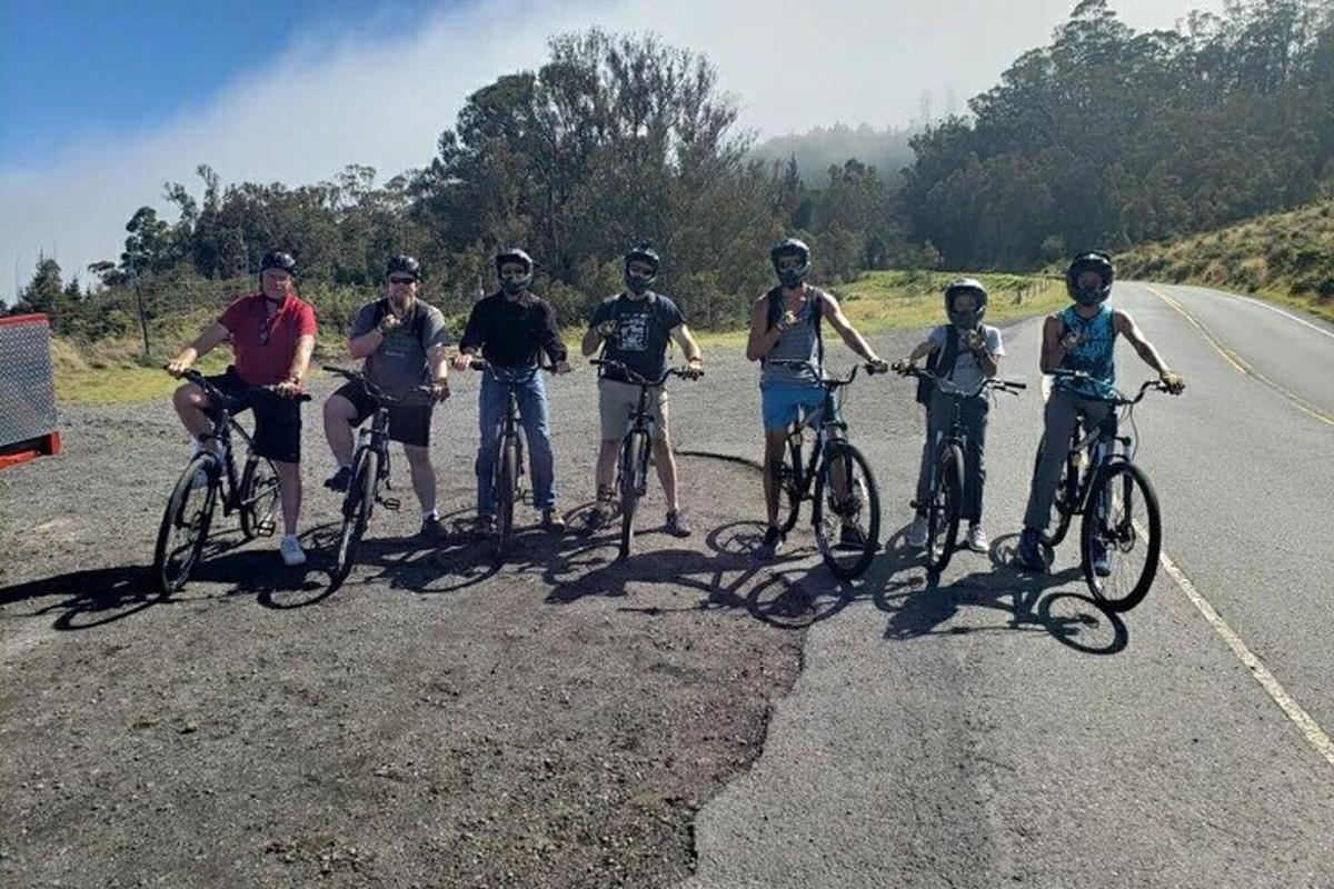 eine Gruppe von Menschen auf Fahrrädern auf einer Straße