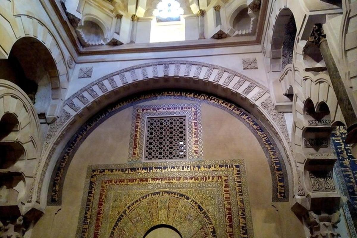 un arco in un edificio con un tappeto sul muro