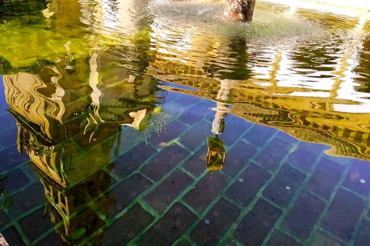 un riflesso di una persona nell'acqua