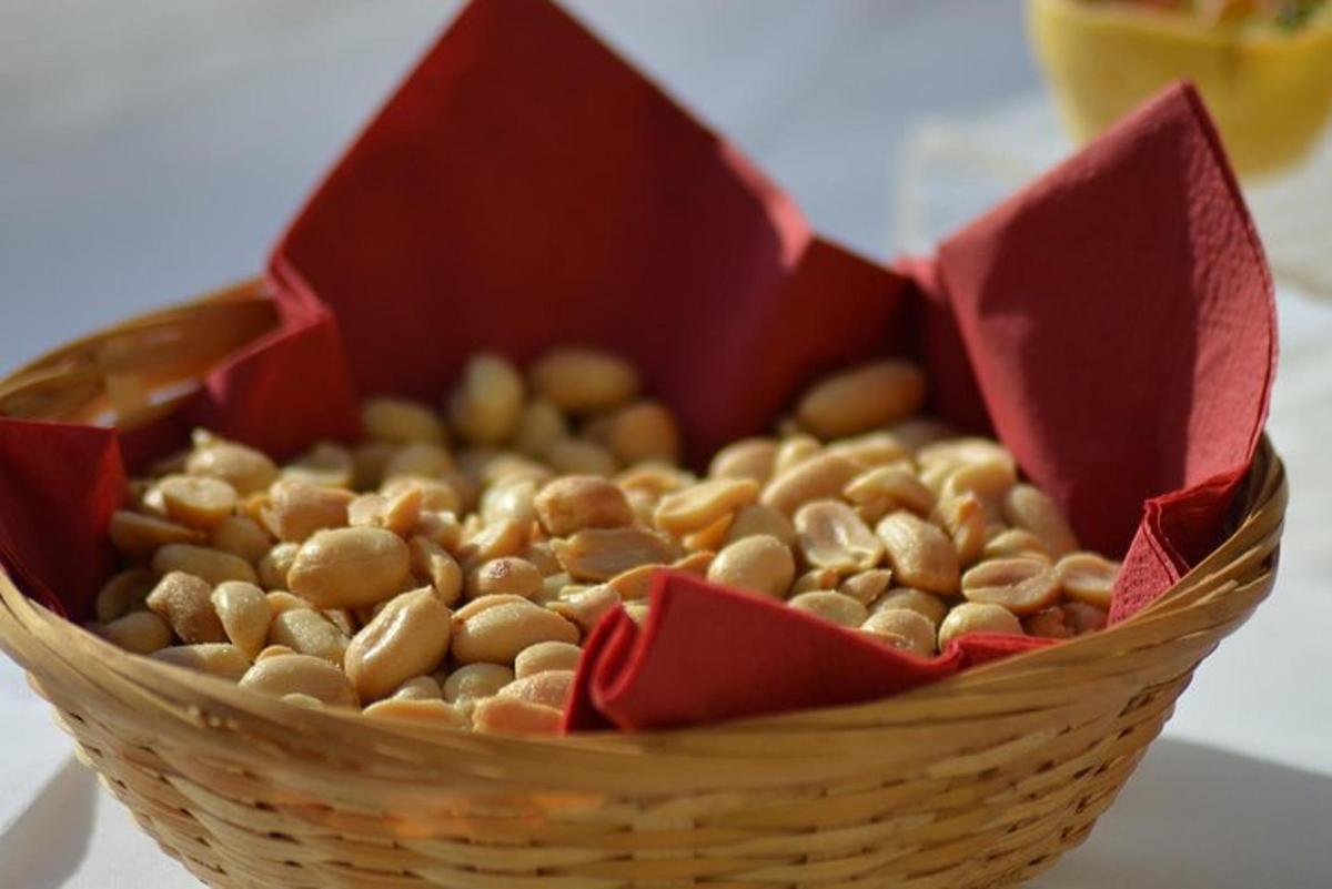 bakul penuh dengan kacang duduk di atas meja