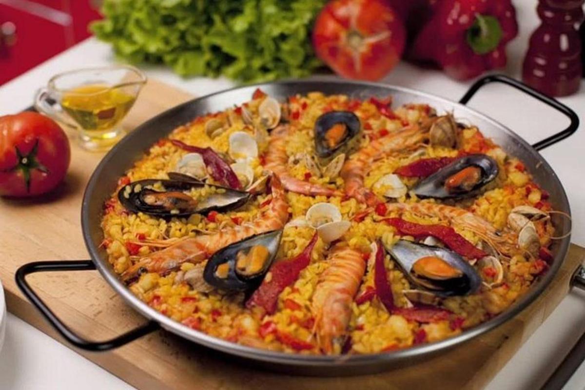 egy pizza garnélával és más hozzávalókkal az asztalon