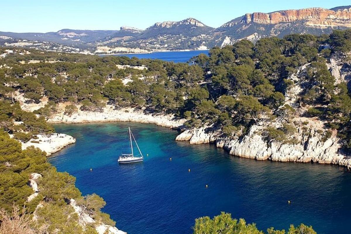 una barca in mezzo a un grande specchio d'acqua
