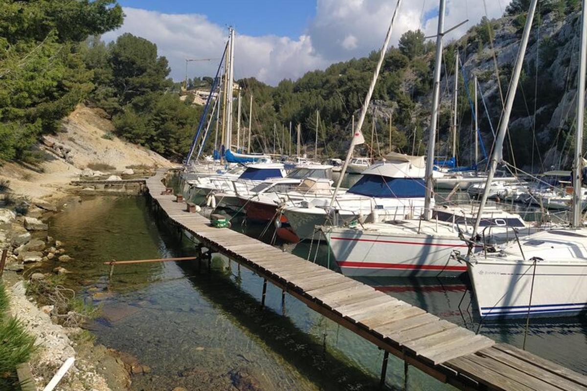 μια ομάδα σκαφών είναι αγκυροβολημένη σε μια αποβάθρα