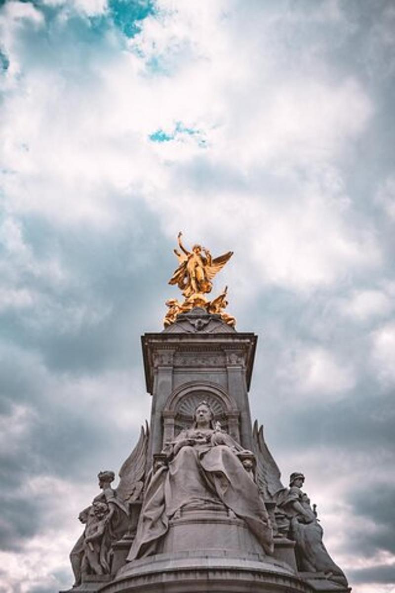 una estatua de una mujer en lo alto de un edificio