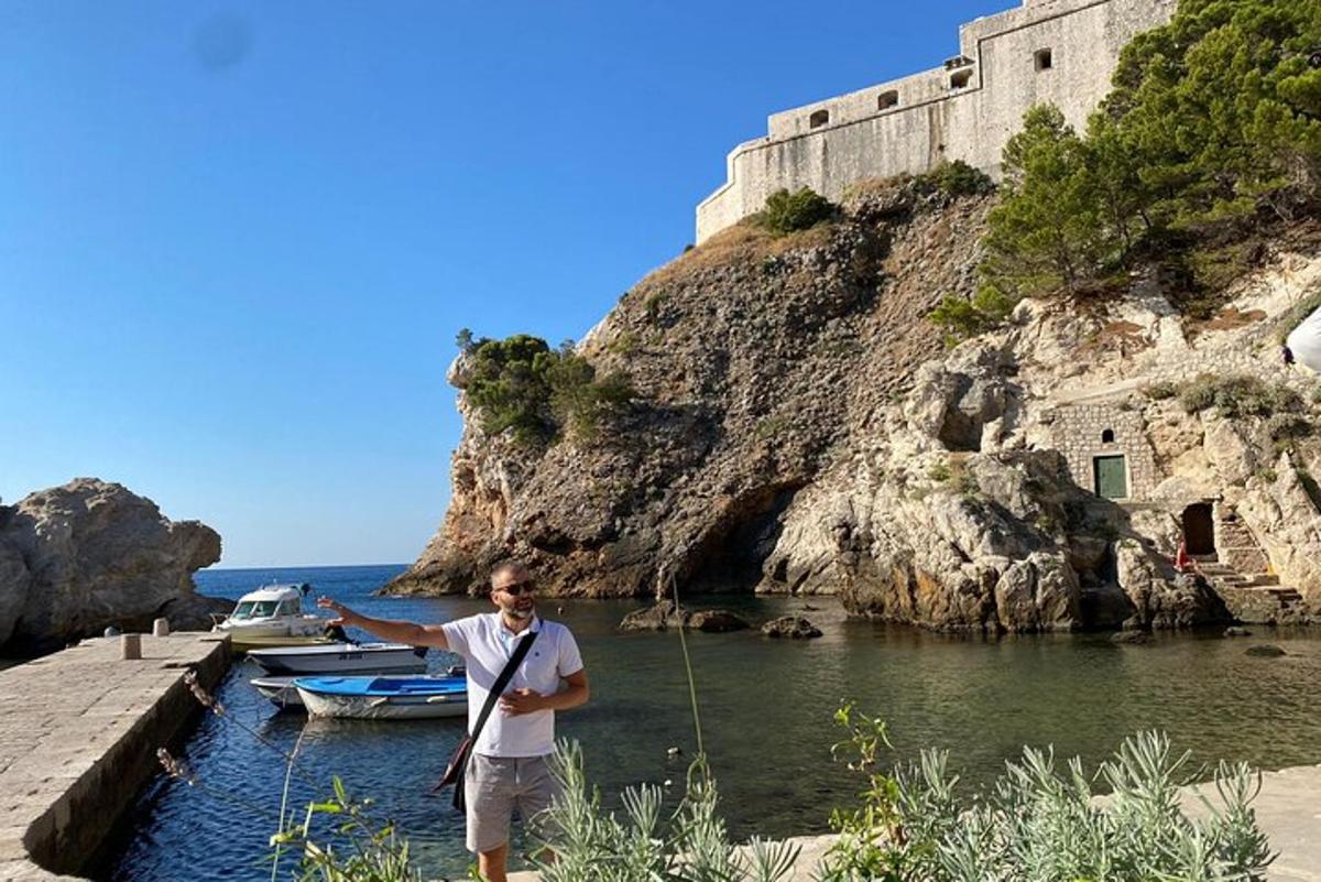 muž držící rybářský prut ve vodní ploše