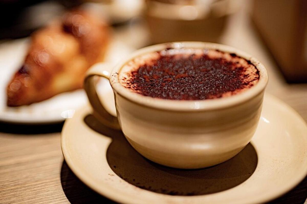 en kopp kaffe på en tallerken på et bord