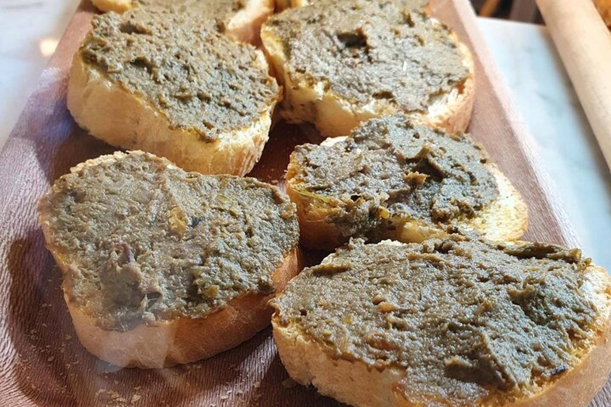 grupa czterech kawałków chleba na desce do krojenia