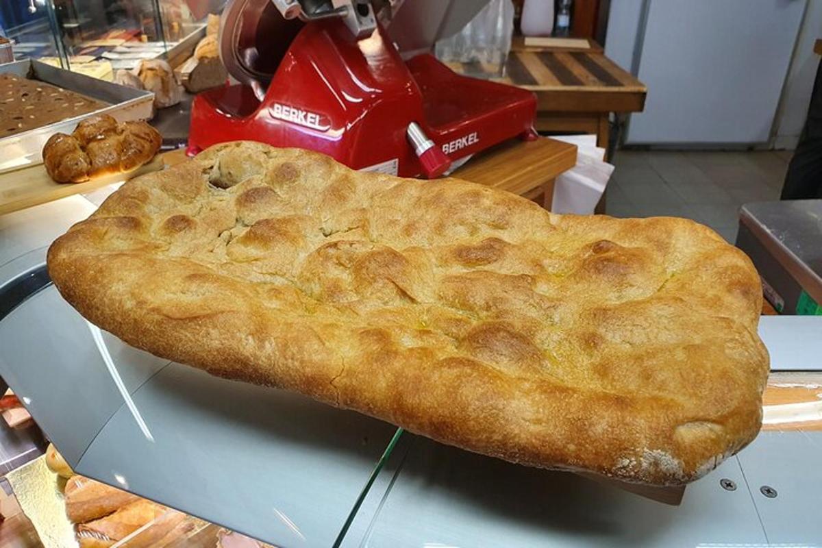 duży bochenek chleba leżący na blacie