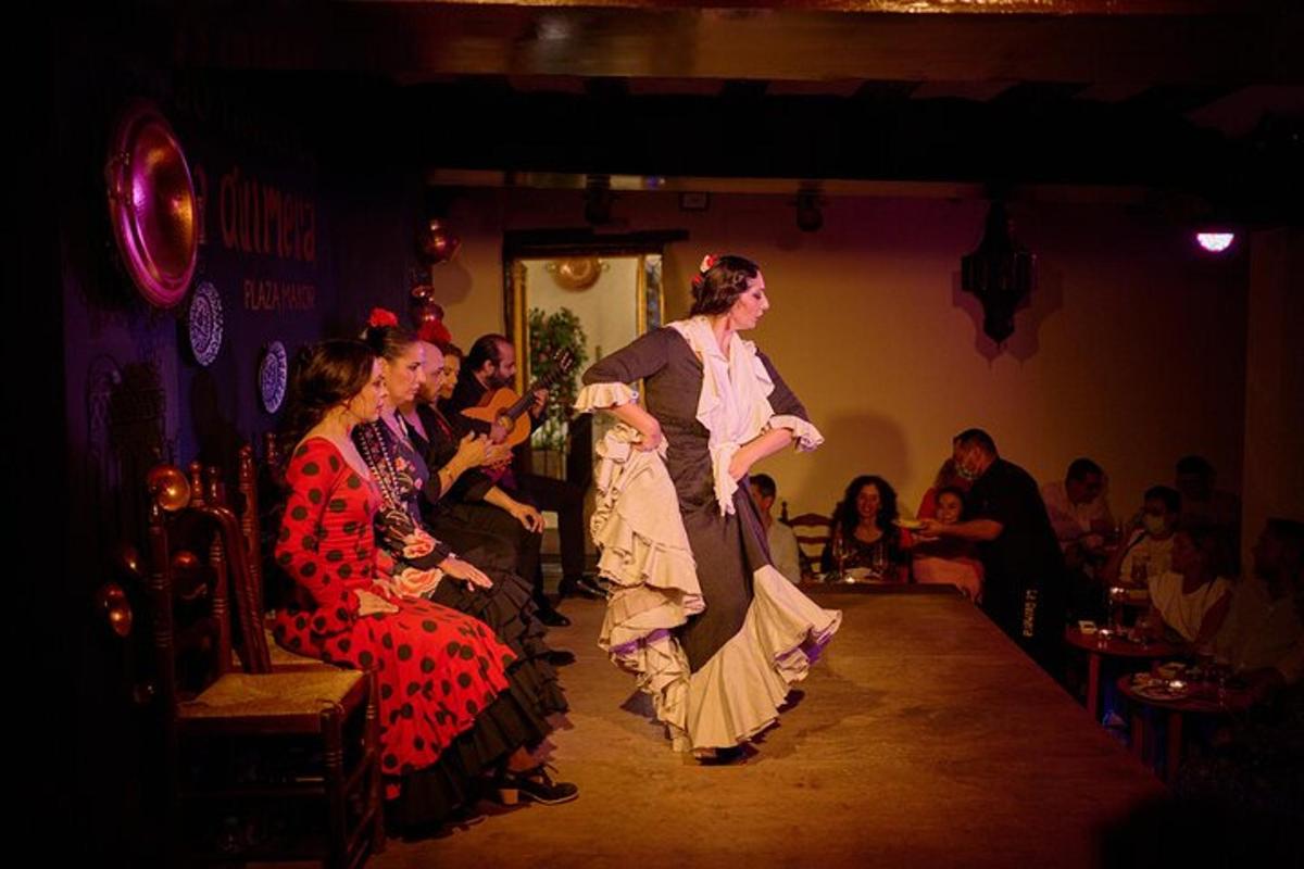 una donna che cammina su una passerella durante una sfilata di moda