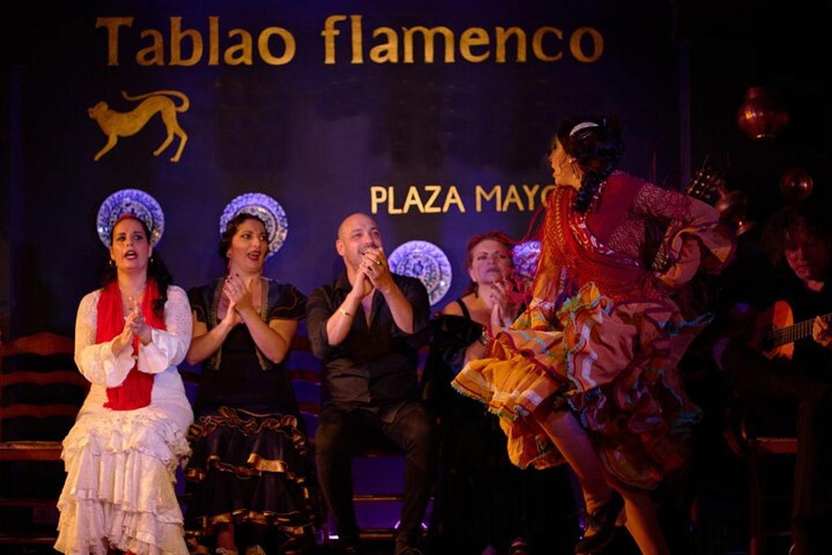 un gruppo di persone che cantano su un palco