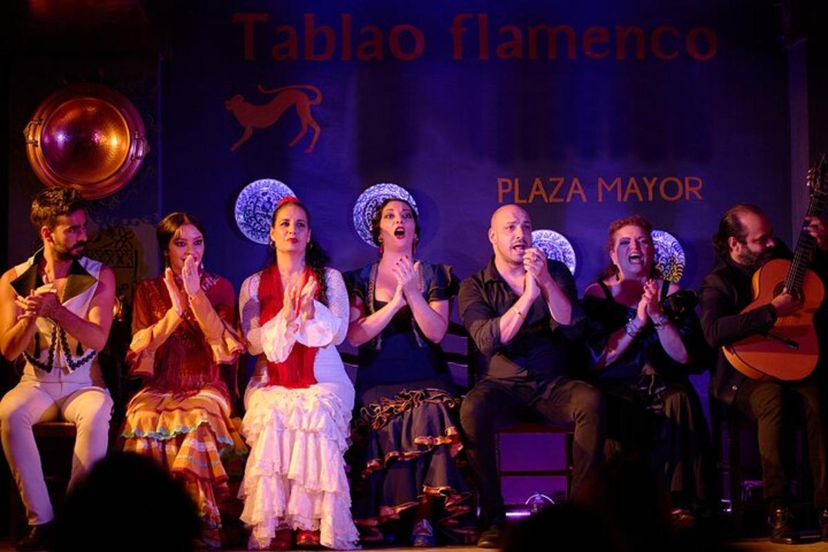 un gruppo di persone sedute su un palco che cantano