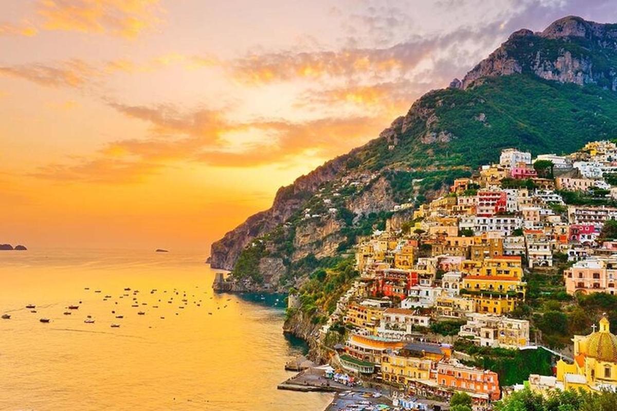 sebuah perkampungan positano di tepi gunung