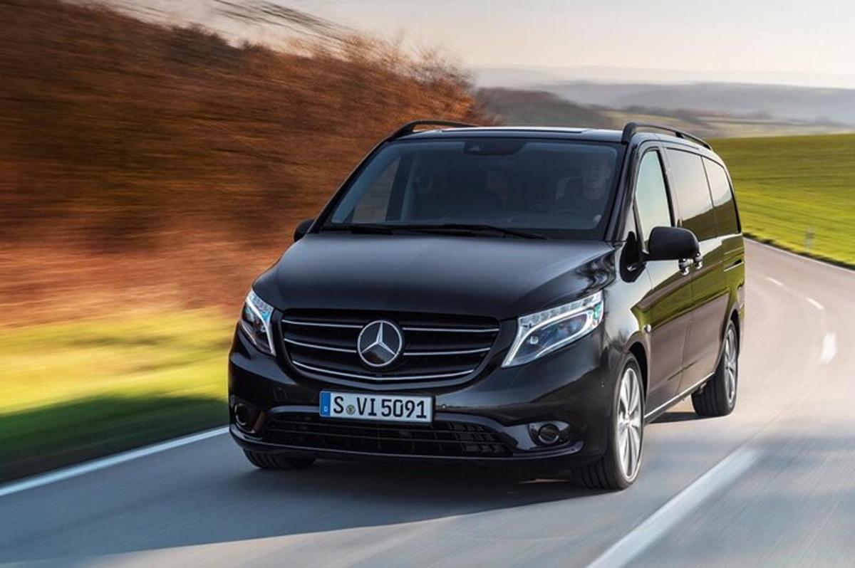 sebuah van mercedes hitam memandu di jalan raya