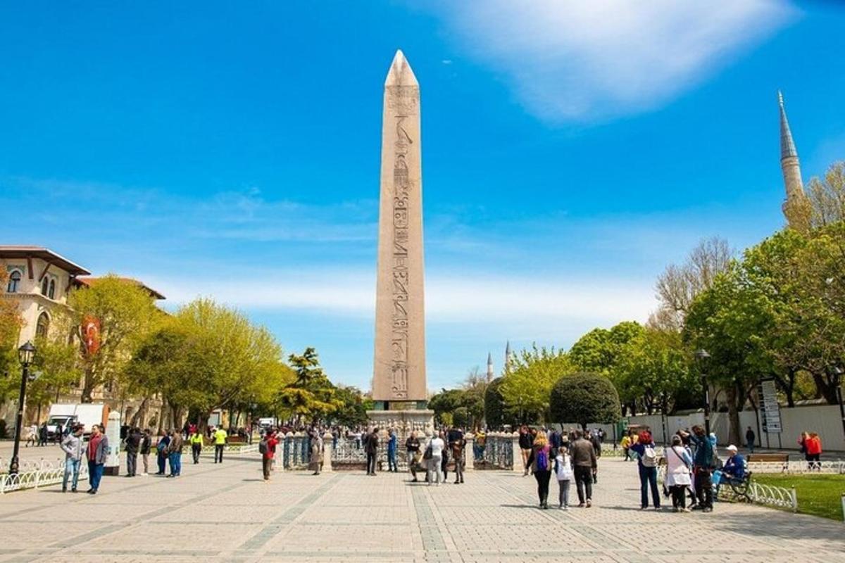 Dav lidí stojící před Washingtonským monumentem