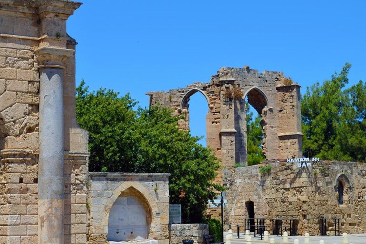 un vecchio edificio con due archi e un pilastro