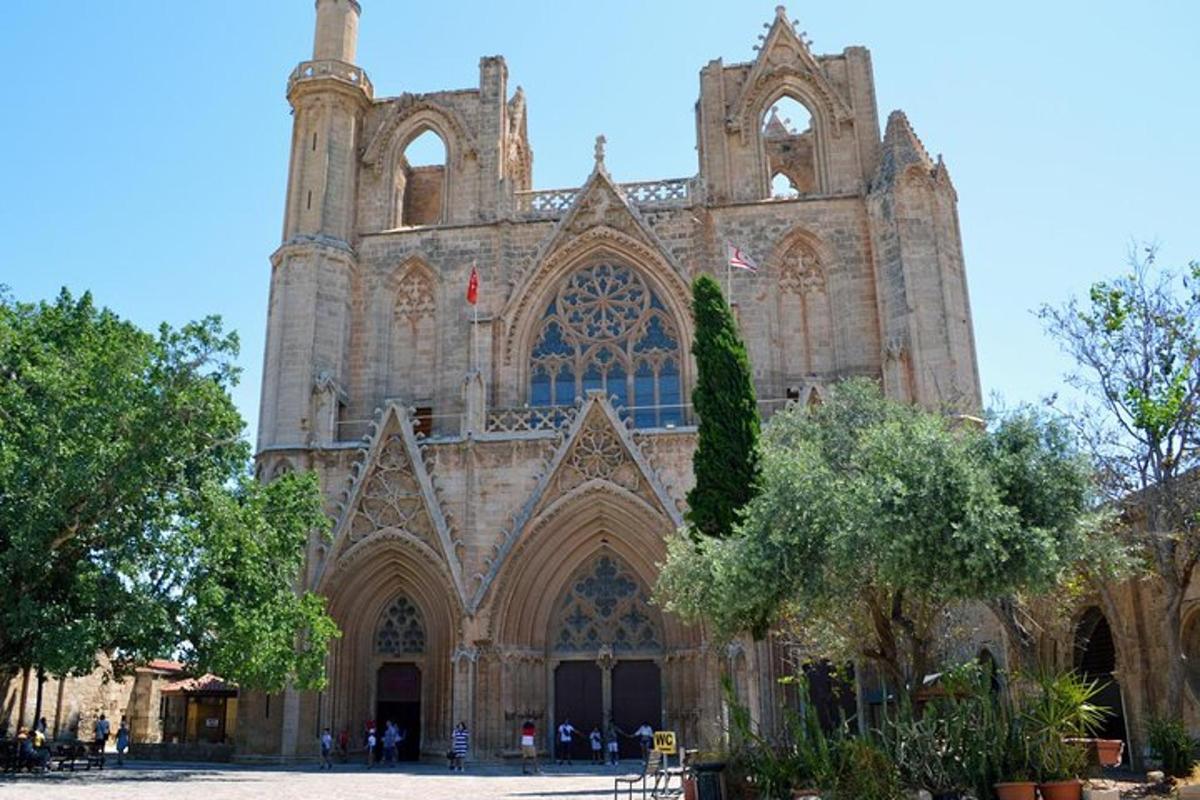 sebuah katedral besar dengan pokok di hadapannya