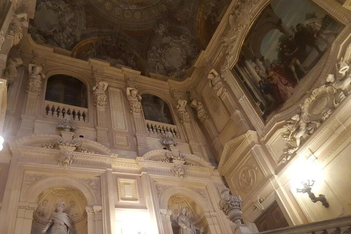 ein Gebäude mit einer Decke mit Gemälden und Statuen