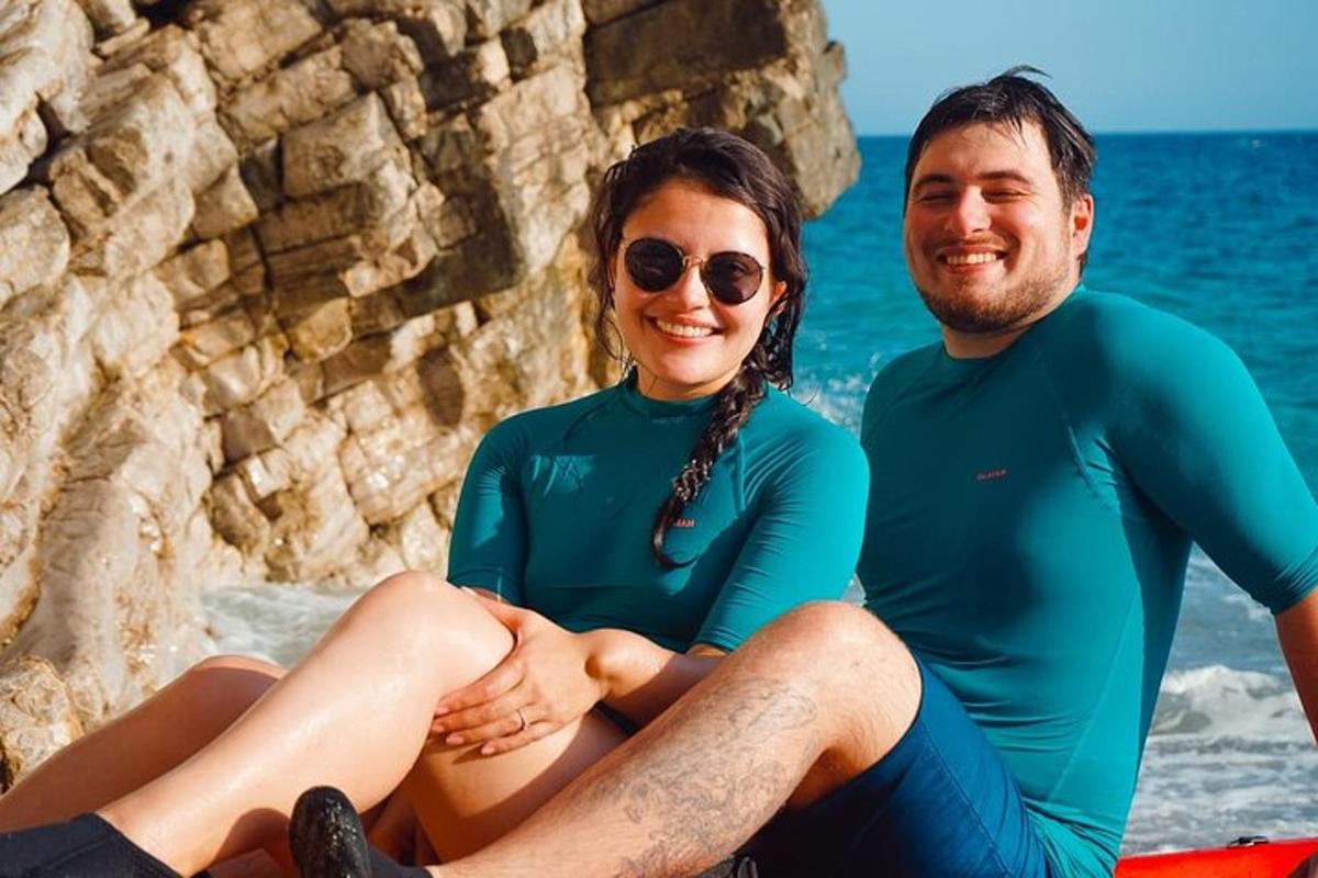 um homem e uma mulher sentados perto do oceano