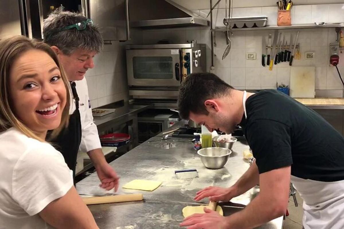 un gruppo di persone in cucina che preparano il cibo