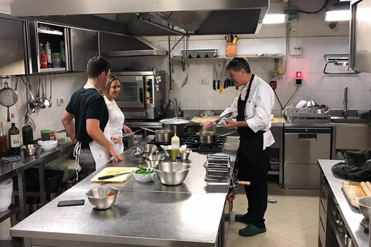 un gruppo di persone in cucina che preparano il cibo