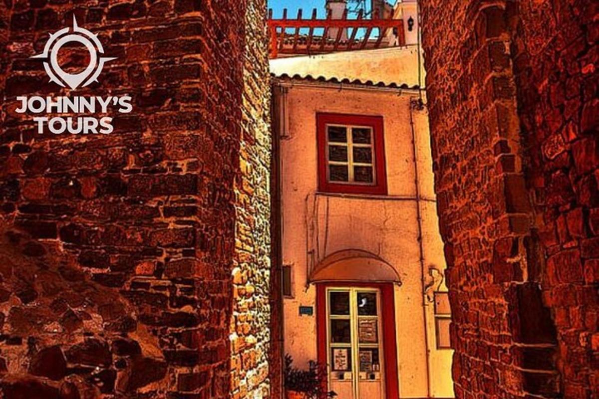 un edificio in mattoni con una porta di fronte