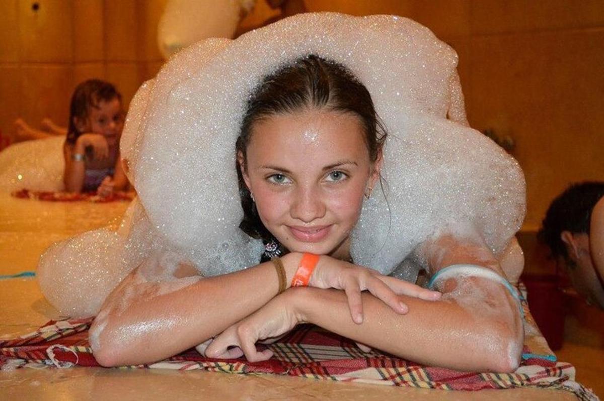 žena ležící ve vaně s ručníkem
