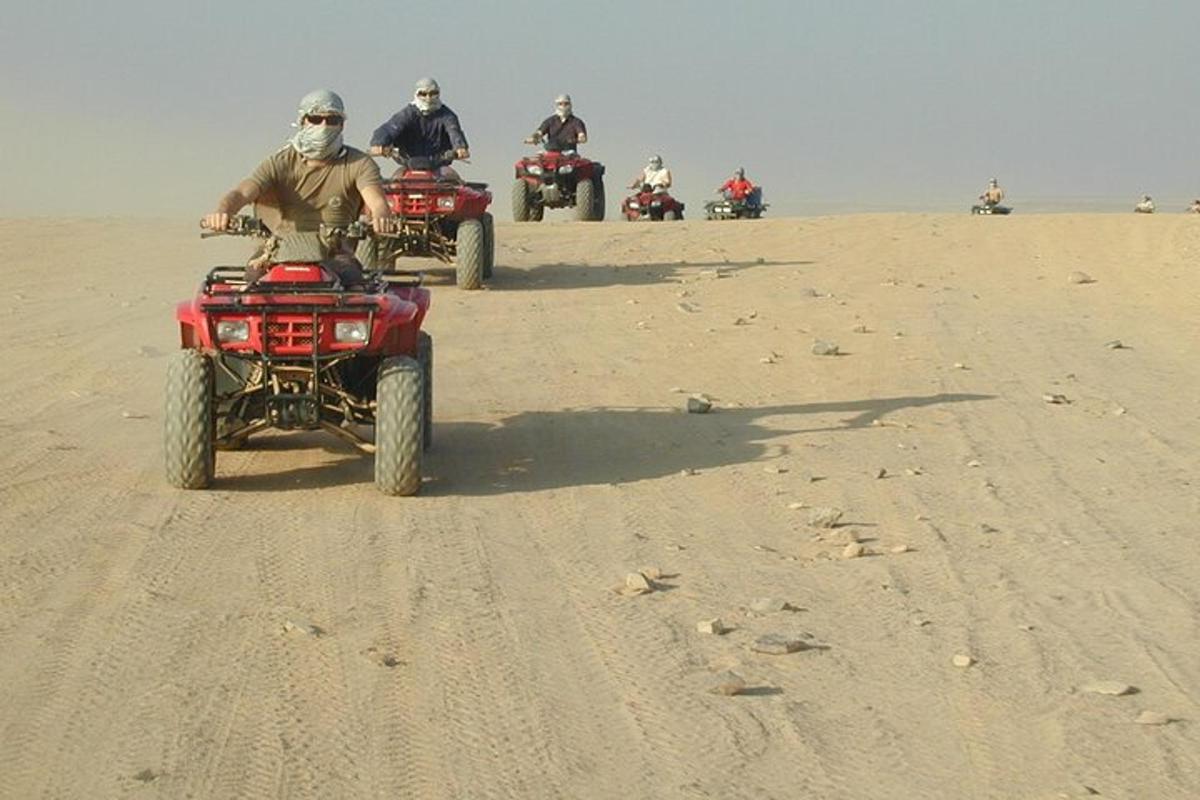 grupp inimesi, kes sõidavad kõrbes ATV-dega