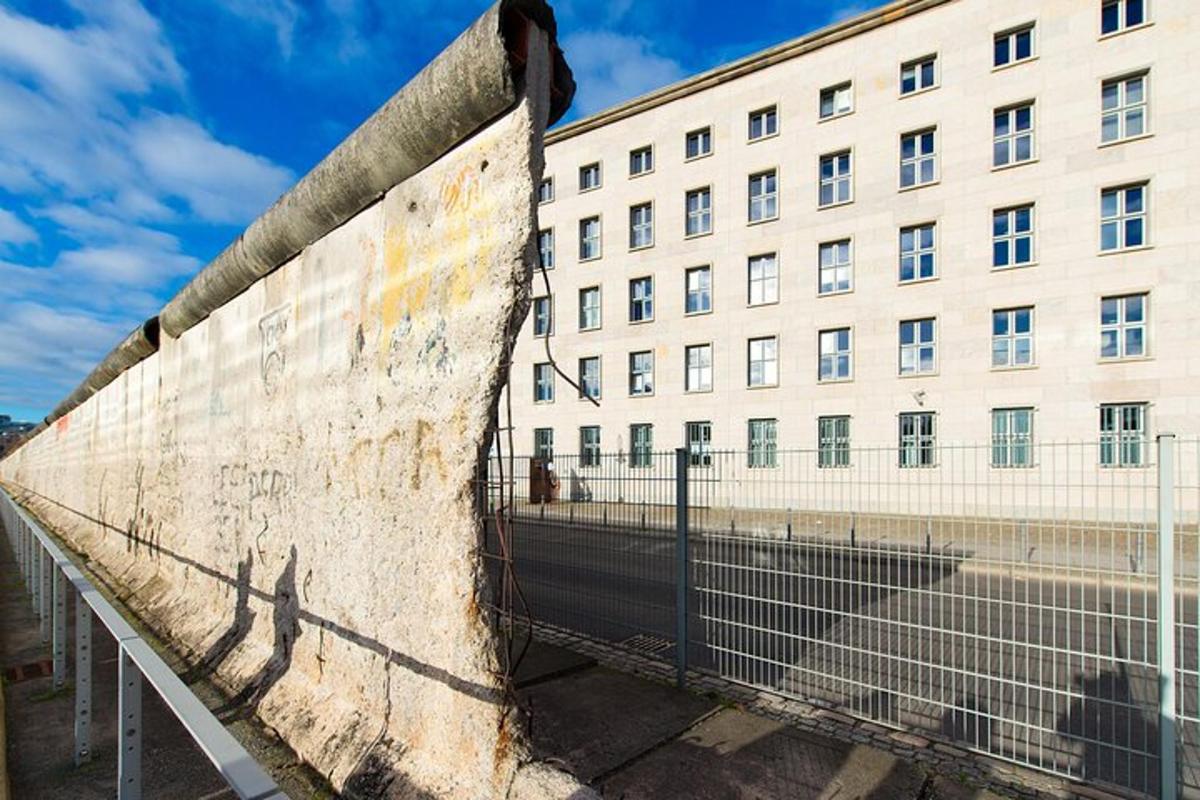 зид са оградом поред зграде