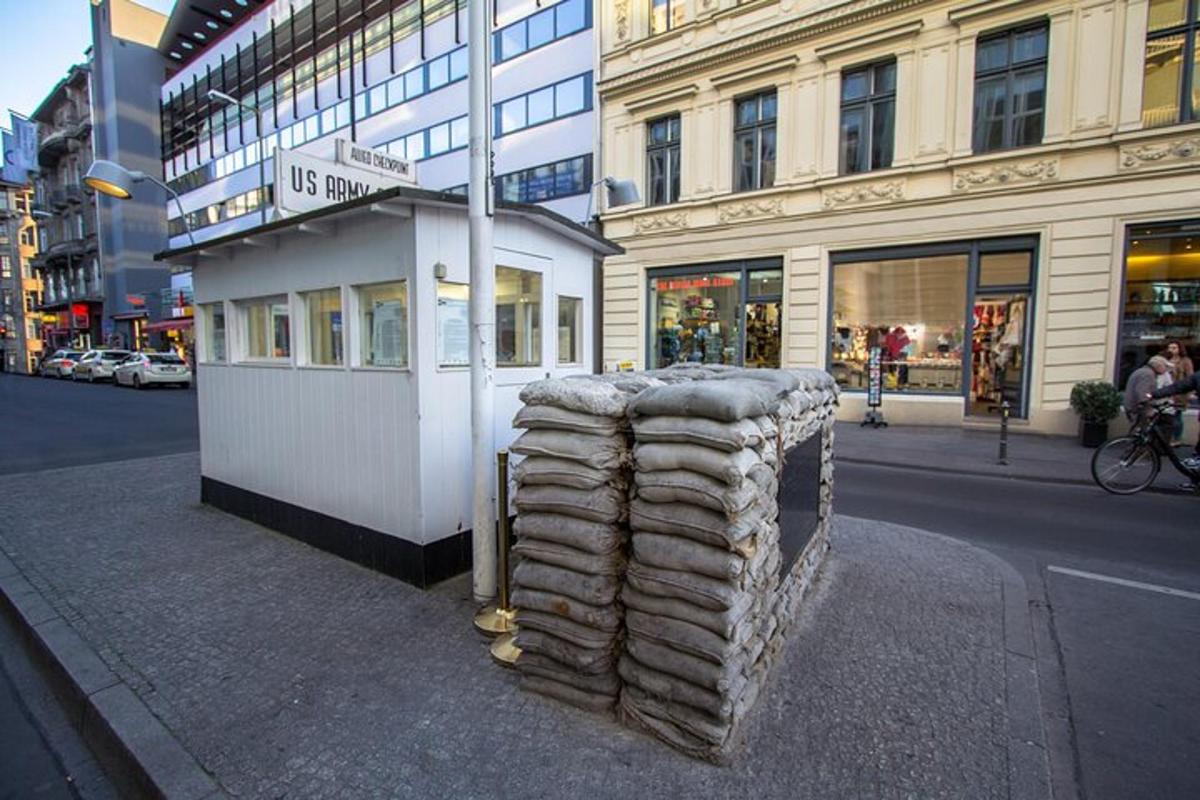 hrúga af trjábolum sem liggur við götubrúnina