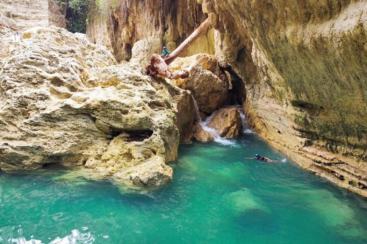 seseorang berenang di sungai di dalam gua