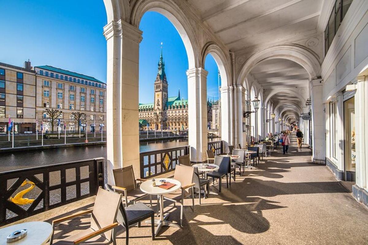 um edifício com mesas e cadeiras e vista para uma cidade