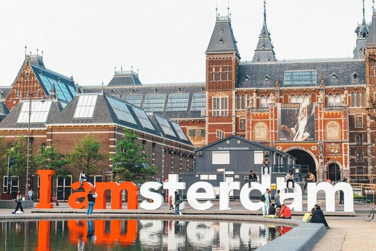 Un gran edificio con el cartel de Ámsterdam delante.