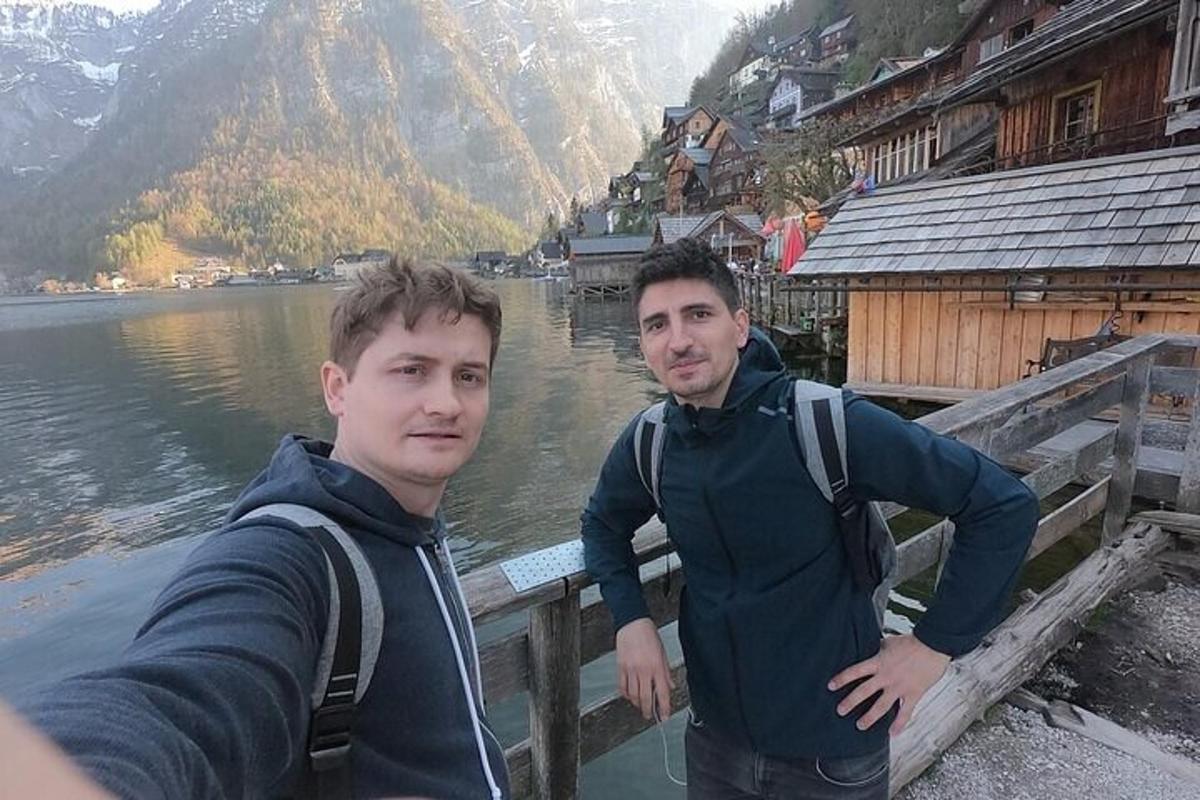 dva muži stojící na mostě poblíž vodní plochy