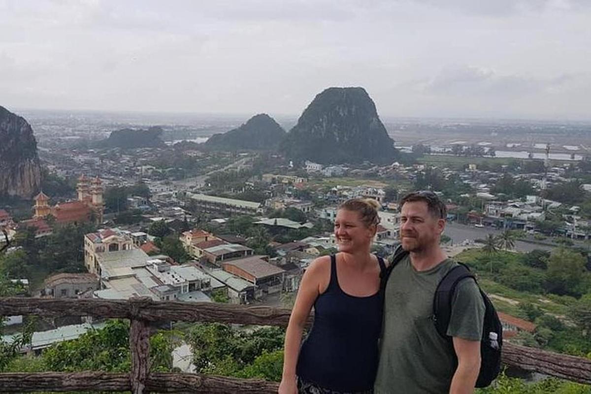 karl og kona standa á fjallstindi