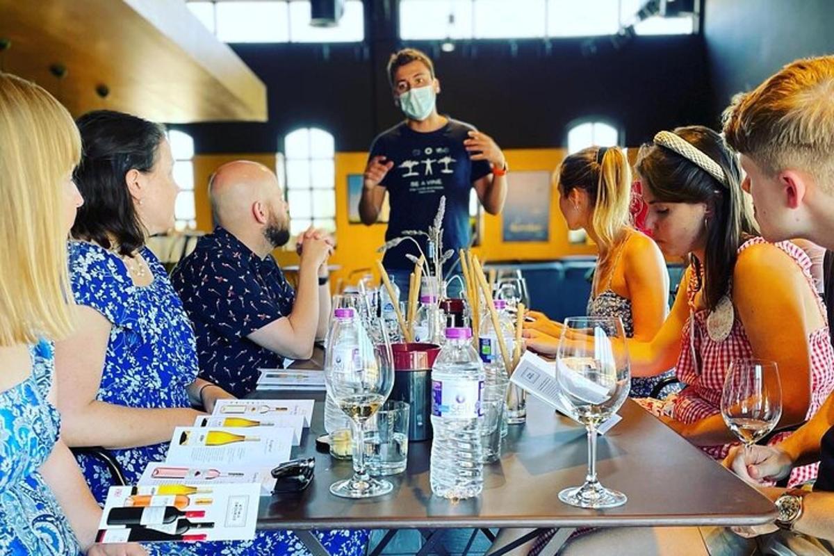 一群人围坐在桌旁，手捧酒杯