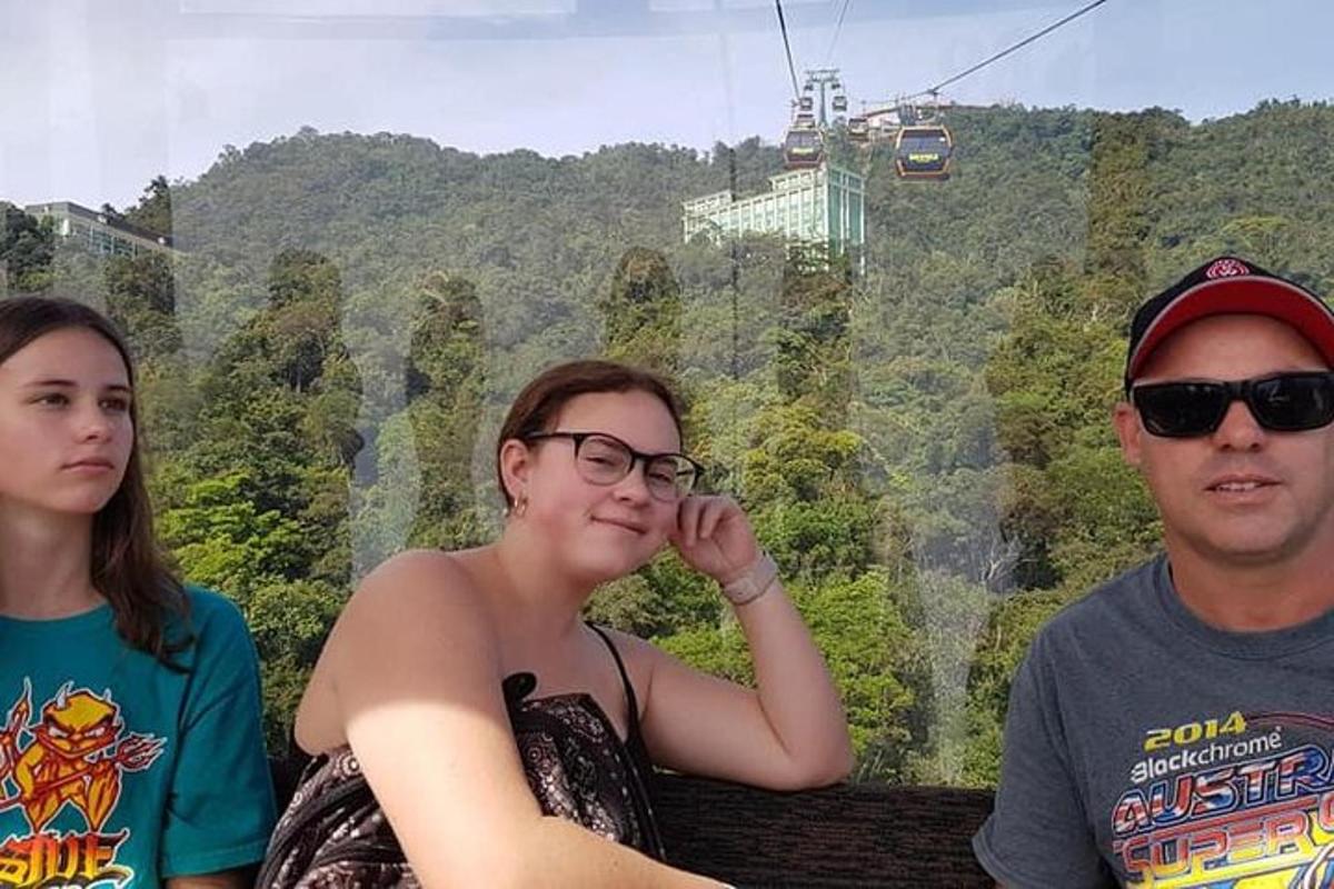 ba người ngồi trên một chiếc thuyền gondola trên đỉnh núi