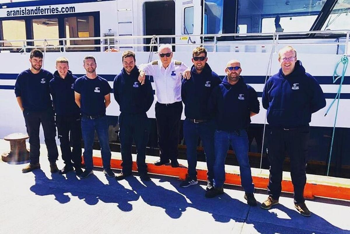 一群男人站在船前