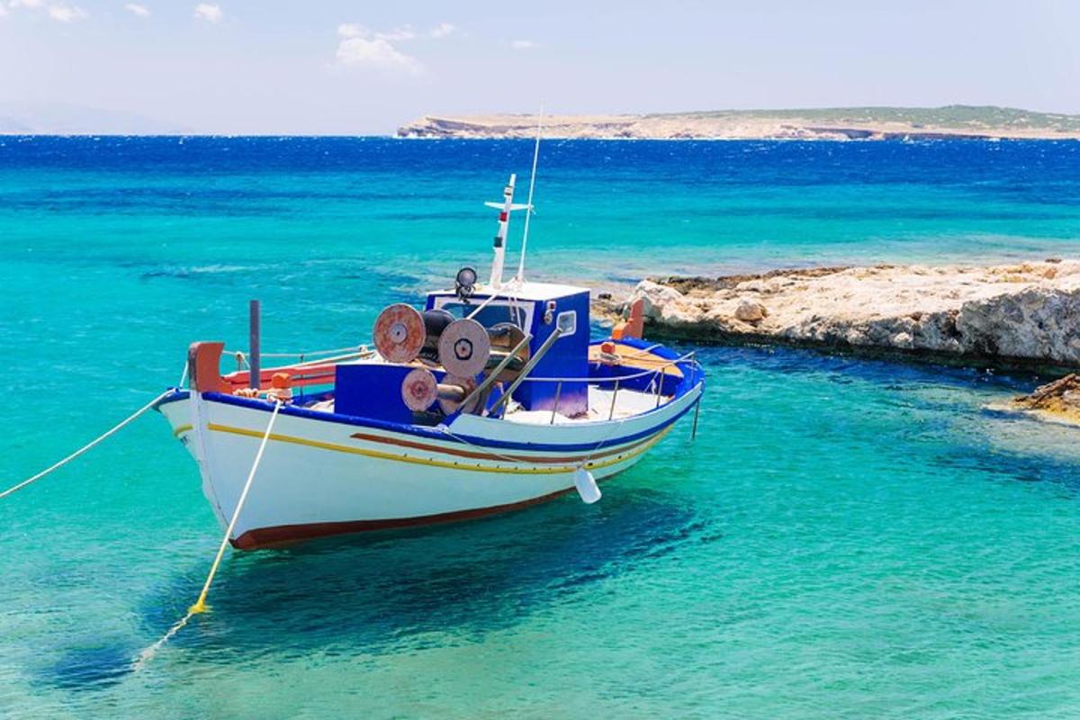 Un barco está atracado en el agua azul