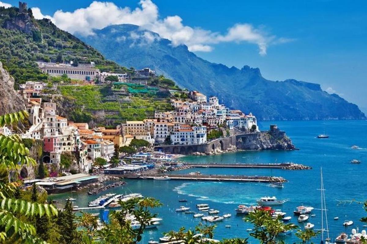 pemandangan pantai amalfi dengan bot di dalam air