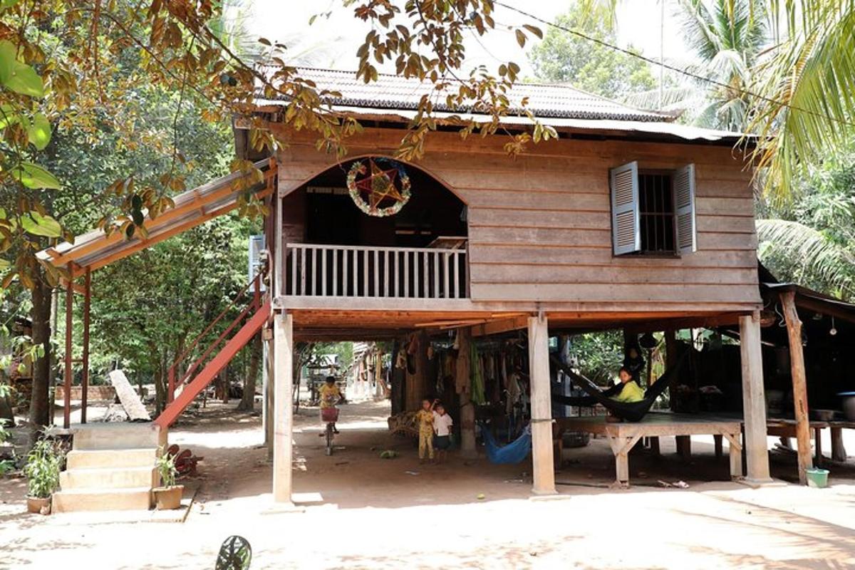 sebuah rumah dengan taman permainan di hadapannya
