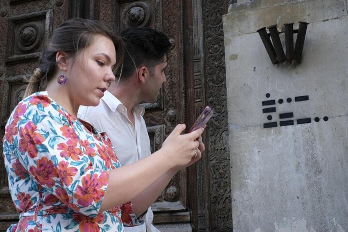 رجل وامرأة ينظران إلى الهاتف المحمول