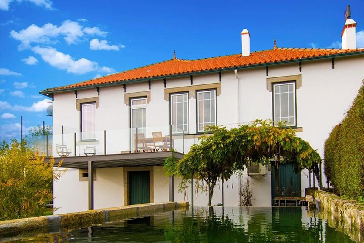 una casa situata in cima a uno specchio d'acqua