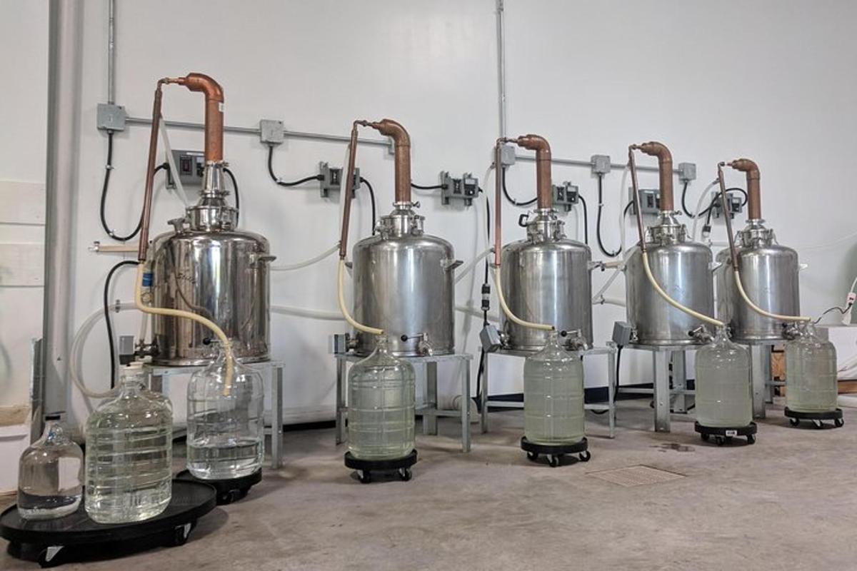 một nhóm chai rượu và bể nước trong một căn phòng